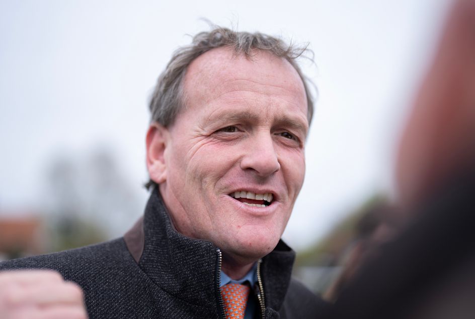 A Visit to Richard Hannon Leaves Willie Carson Blushing and Trainer Confident of Classic Glory